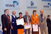 Mit den Preisträgern der Wettbewerbsklasse 4 freuen sich Achim Südmeier (li.), Vertriebsvorstand der RWE Rhein-Ruhr AG, und Dr. Johannes Eulering (re.), Vizepräsident des LandesSportBundes NRW